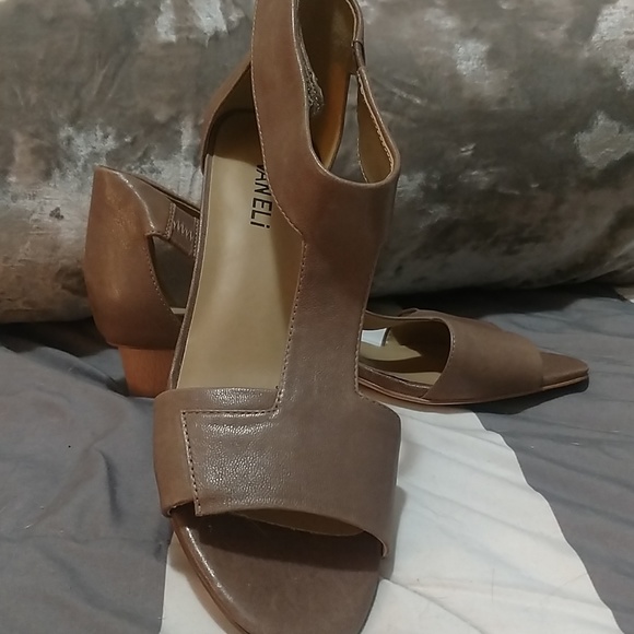 Vaneli Wedge - Picture 2 of 4